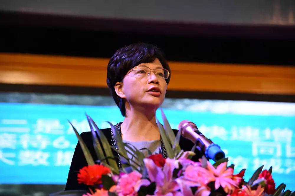 东兴市旅游局局长黄琨向与会嘉宾推介东兴特色旅游资源:"东兴生态环境