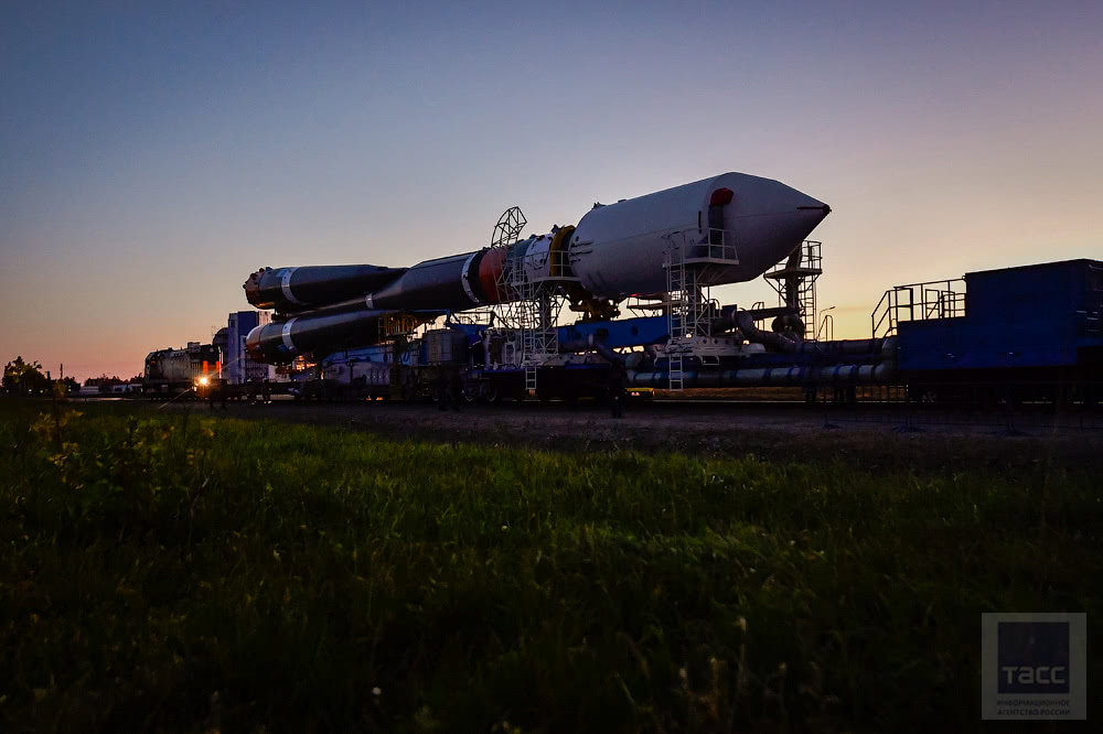 再一次踏上征程联盟火箭使用三平发射方式,水平转运使用火车在铁轨