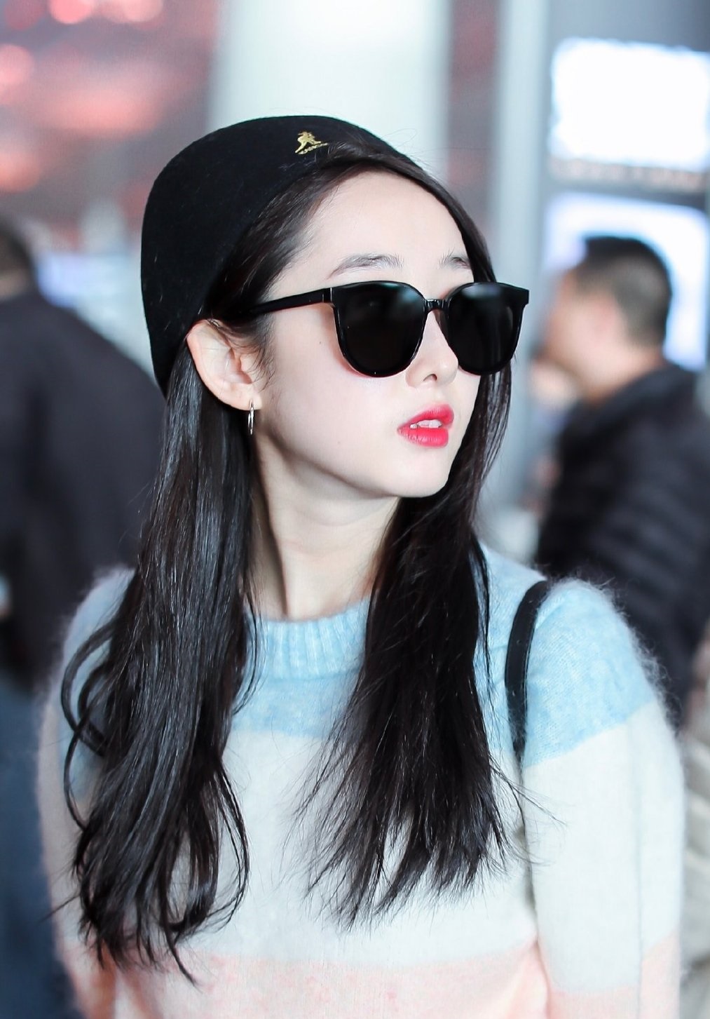 蒋梦婕三色毛衣配紧身裤,双腿细长直却不及肤色抢镜:白到发光