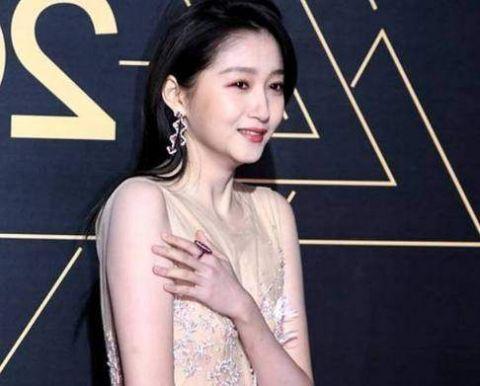 关晓彤也在风中凌乱了.其实很多时候,女星不露肉也可以富有美感.