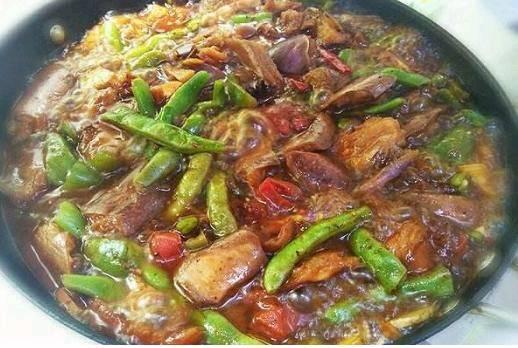 秋天一到,地里的庄稼都成熟了,这乱炖的食材就来了,东北的地三鲜大家