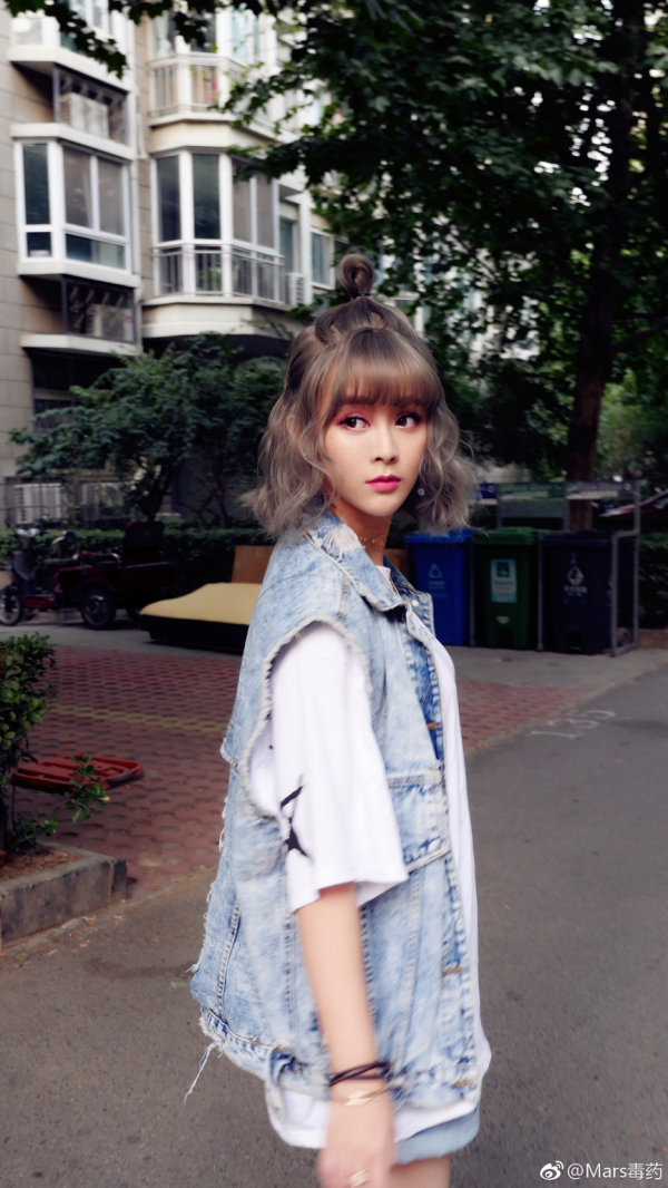 李颖毒药荣耀回归yy看百变女王玩转直播秀