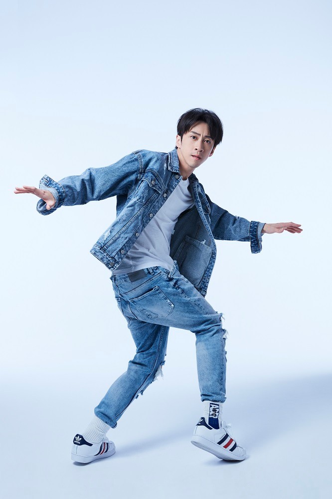 陈汉典《爱情有你》mv花絮抢先看 现场与侯佩岑粉红不断