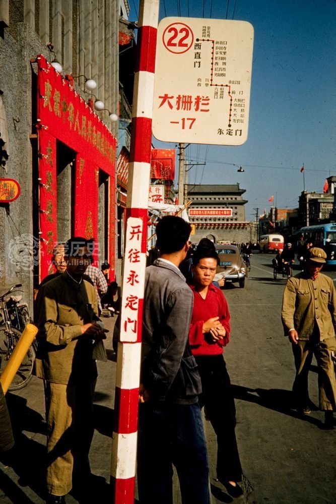 十周年国庆时的前门大街 北京城里最热闹的地方|牌楼|五牌楼|老北京