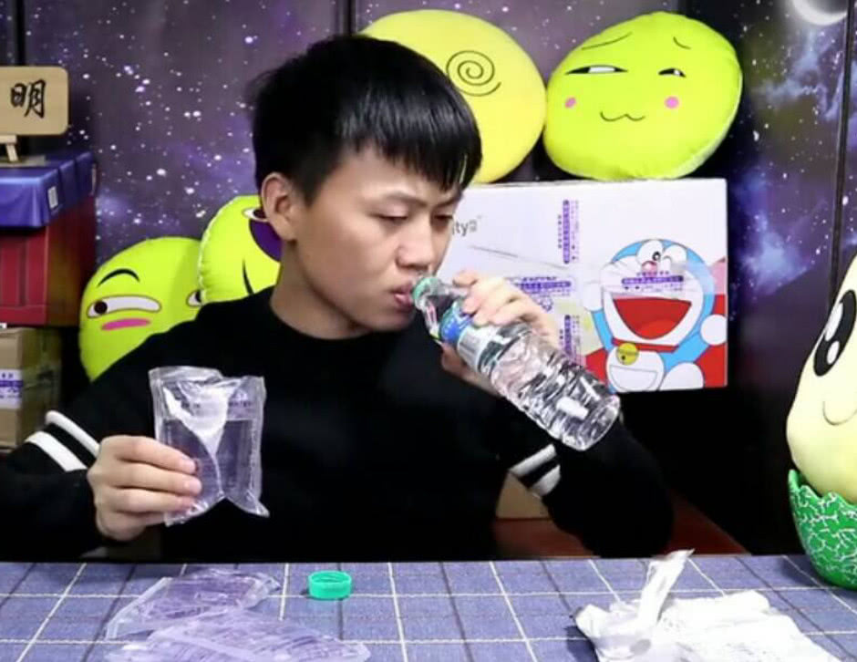 吃货明直播给大家"喝水",喝时的这个动作却引得网友纷纷点赞