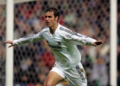 他的身边换成帕文,换成萨穆埃尔,换成布拉沃,换过无数个后卫,可是这个