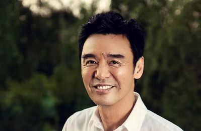 66岁钟镇涛近照,曾欠下巨款被抛弃,再婚获幸福女儿很可爱