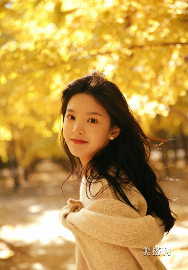 新晋小仙女章若楠曾被王思聪关注,清爽穿搭放飞自我摆poss|长相