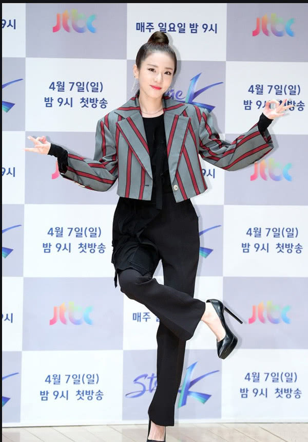 朴山多拉身穿彩色条纹的露脐外套出席活动马尾发型充满个性