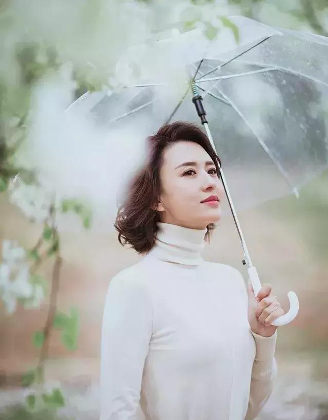 40岁央视主持人张蕾晒美照秒变成少女粉丝却点赞其富豪老公