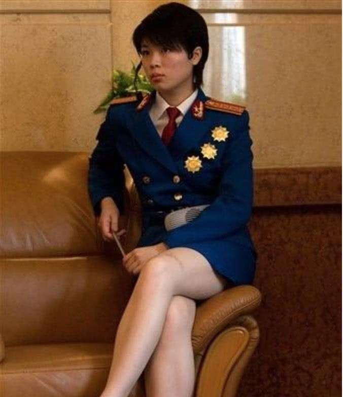 各国女兵穿上裙子后, 该国女兵裙子最短, 我国女兵最漂亮