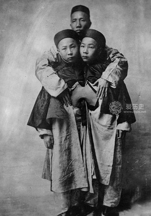 最出名的华人连体双胞胎 在美国当农场主娶妻生子轮流居住