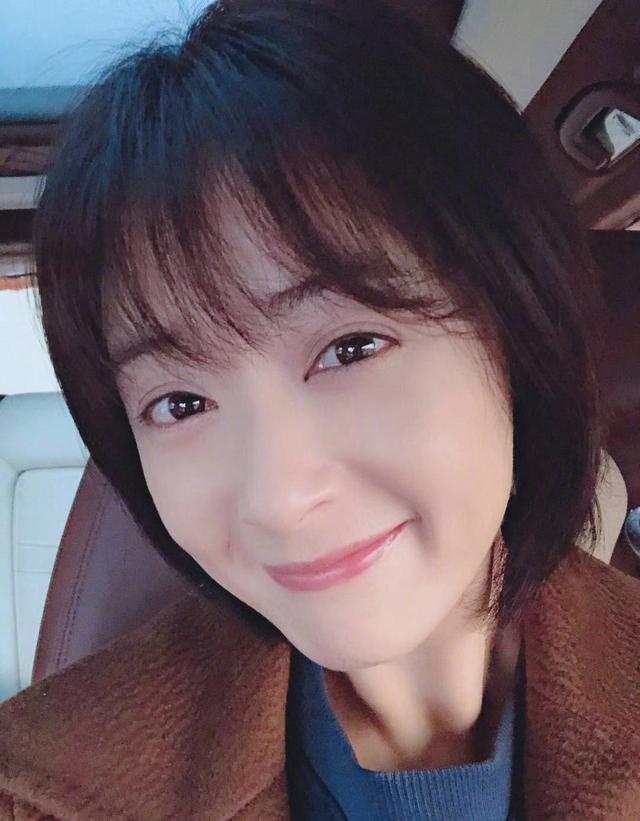 蒋欣剪短发真好看齐肩短发配斜刘海穿一身运动装又瘦了