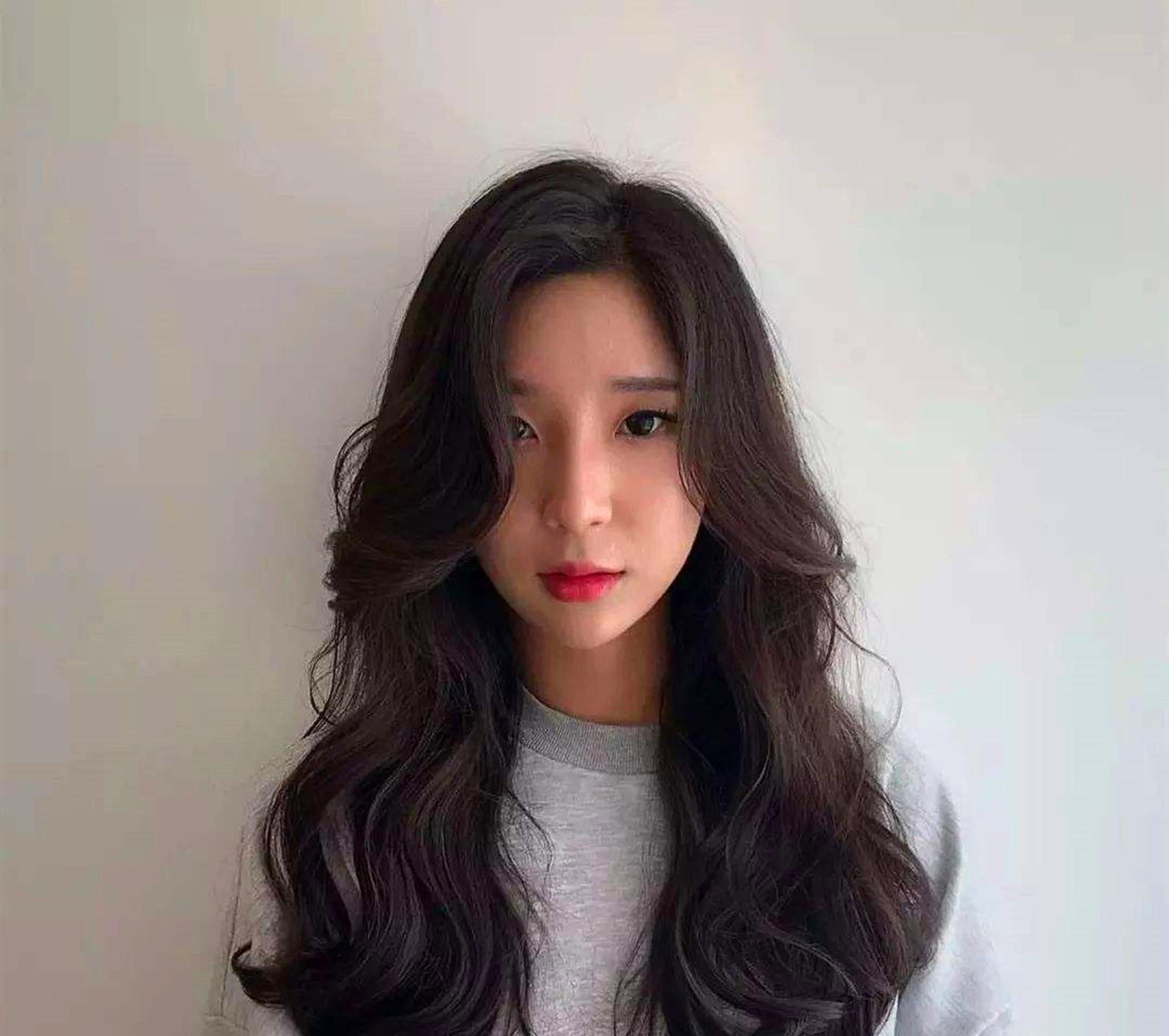 适合初春的几款时尚卷发,让气质显得更清新,轻松打造女神范