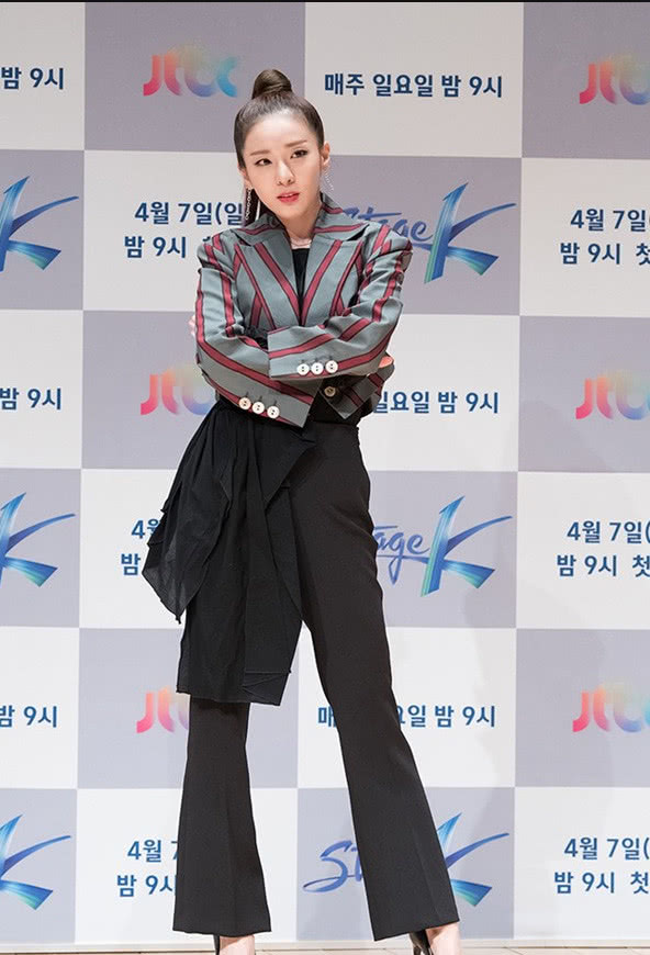 朴山多拉身穿彩色条纹的露脐外套出席活动马尾发型充满个性