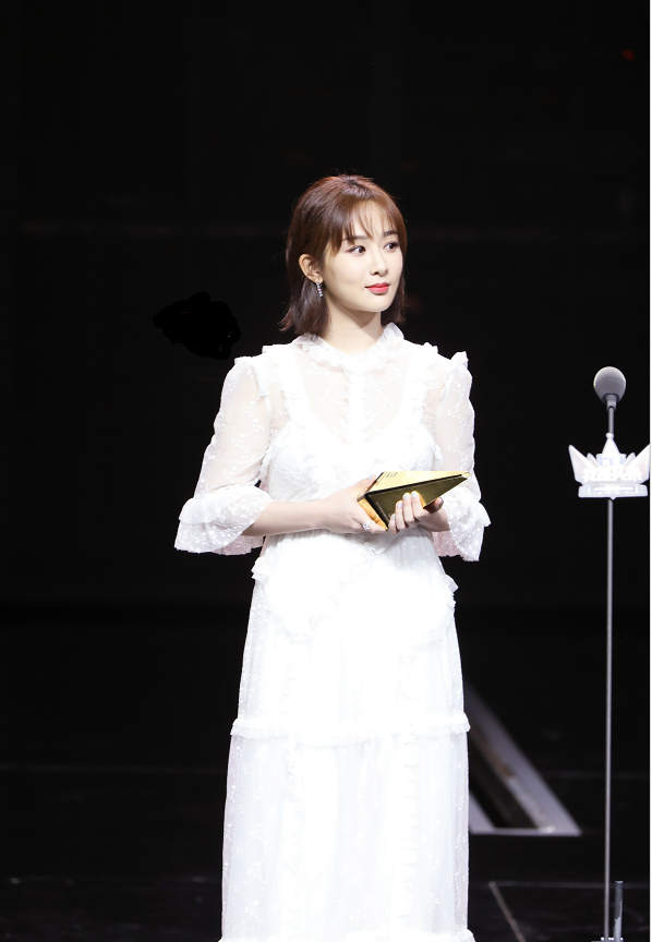 杨紫身穿她身穿白色透视纱裙亮相盛典红毯 获年度最受关注女明星