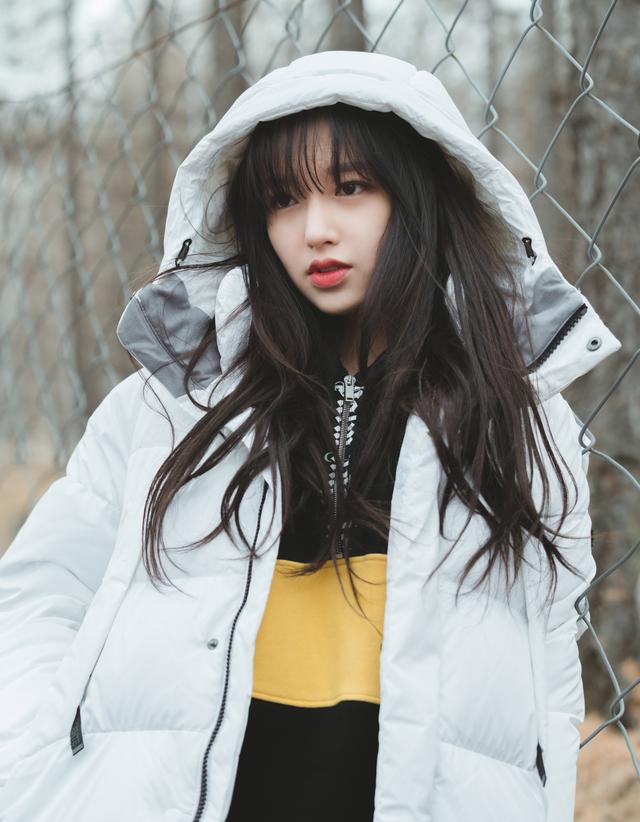 程潇参加《亲爱的客栈》,长直发搭配羽绒服清纯又仙气,真漂亮