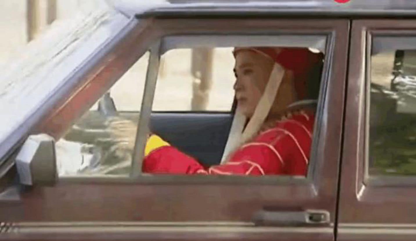 而且当时能开上车真的是身价不菲,尤其是在那个年代,看到唐僧开车这个