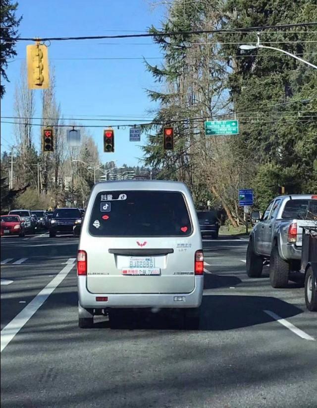 美國偶遇五菱之光,車牌號讓人佩服,車主還有輛勞斯萊斯!