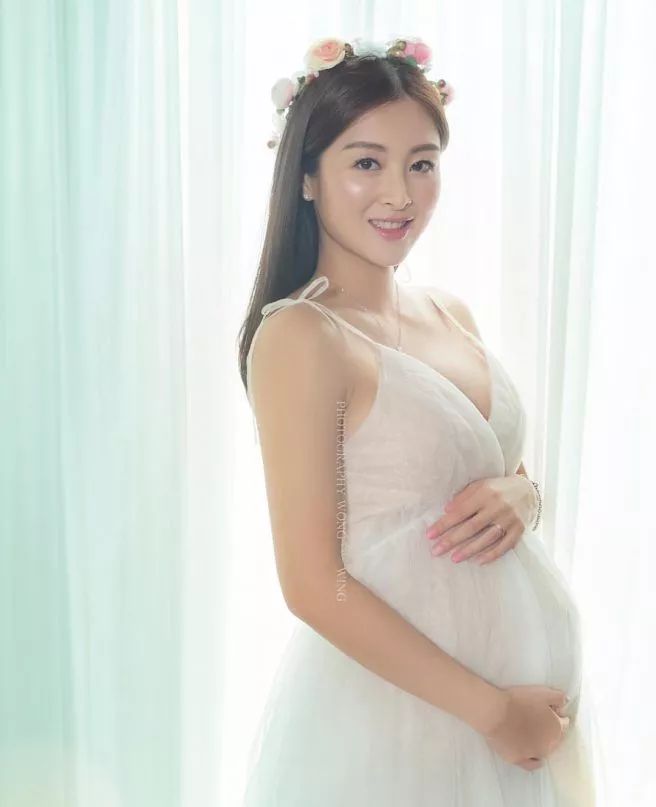 喜添麟儿31岁前港姐顺产男婴与律师老公结婚三年抱两