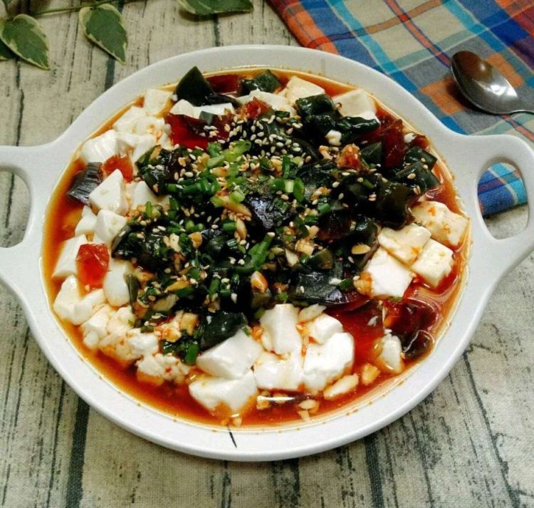 二 皮蛋拌豆腐3,热锅热油先将红辣椒,蒜放进去煸炒出香味,接着将藕片