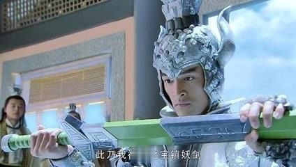 他饰演的飞蓬是天界神将,飞蓬的佩剑是天界最强的武器镇妖剑,后来飞蓬