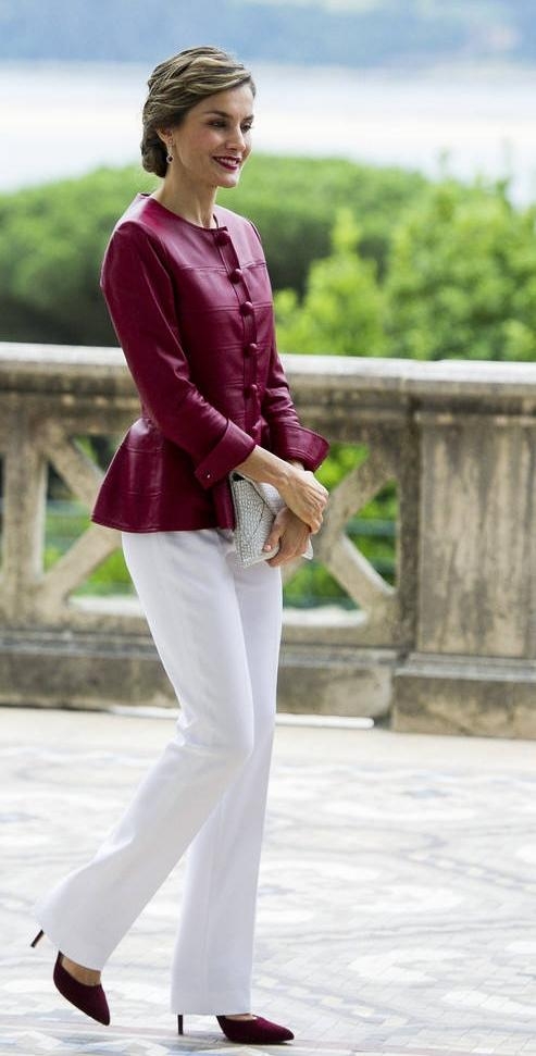 西班牙王后一袭红裙美得高调,搭配红色过膝长筒靴更是气场开挂!