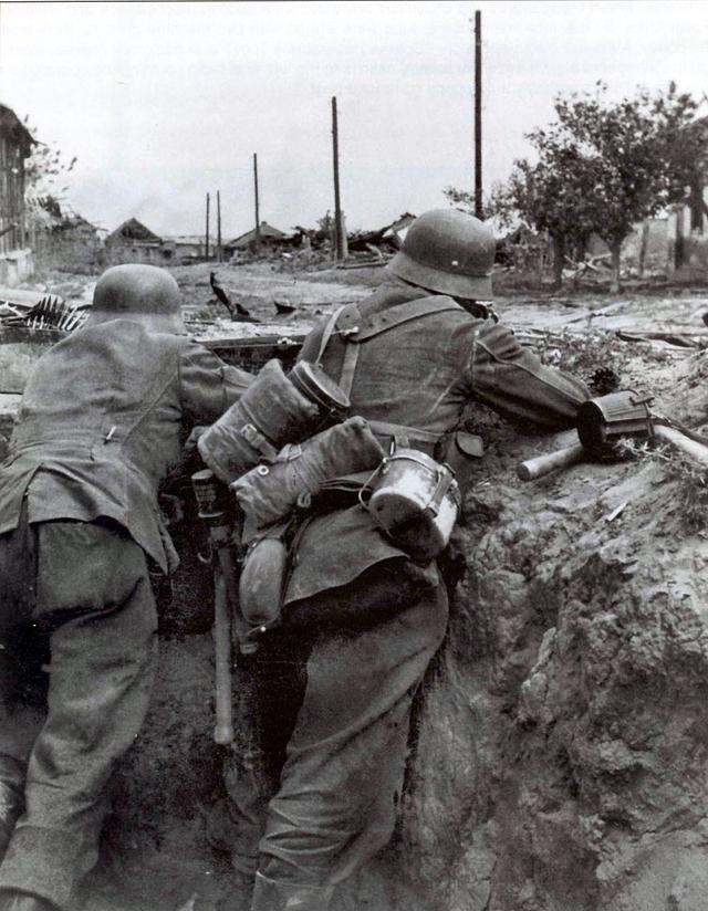 二战德军腰上挂着圆筒,里面装的是什么?