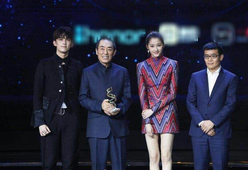 关晓彤吴磊一同上课手上同款很吸睛热聊中的姐弟力破两个谣言