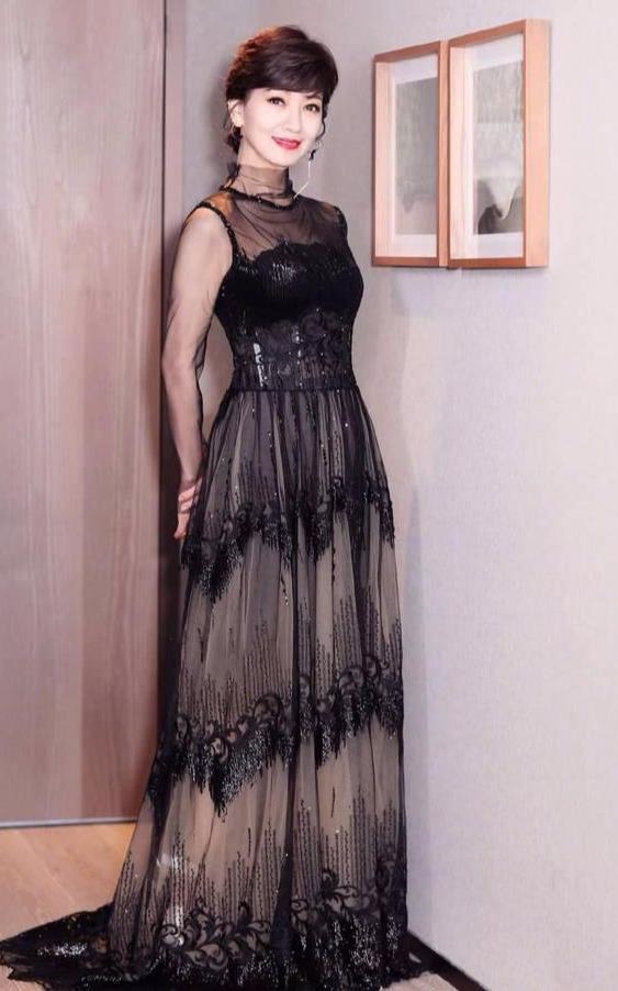 63岁赵雅芝这么性感,穿蕾丝透视裙,曼妙的身姿尽收眼底!