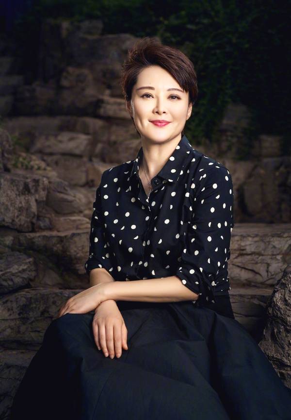 袁立晒时尚大片,露背礼服凸显性感背部,手持玫瑰尽显优雅