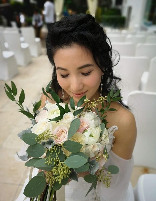 大婚后的原子鏸,晒浪漫婚纱照,郑佩佩和洋女婿在现场大笑乐开怀