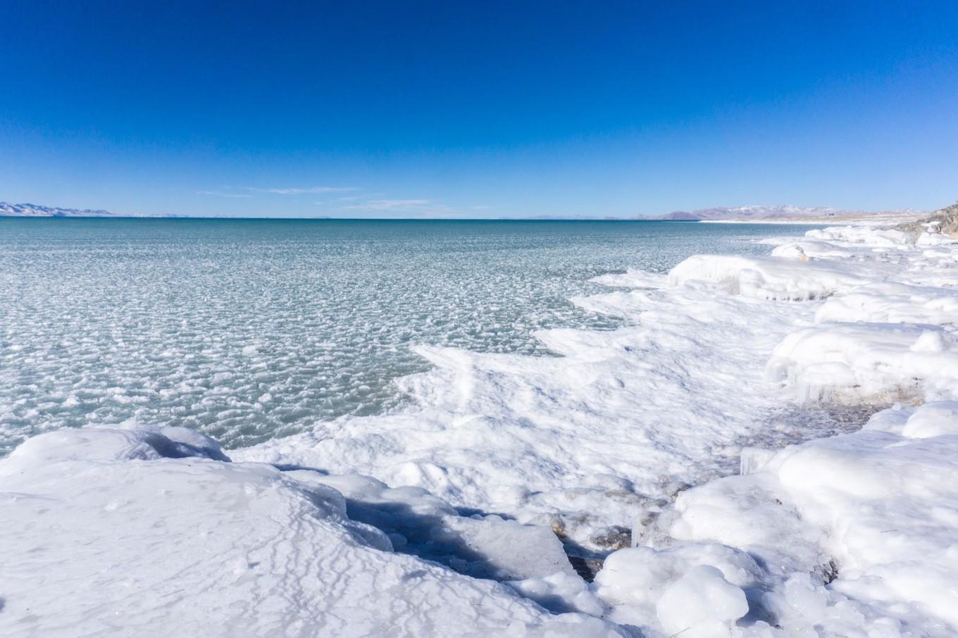 冰封的纳木措,雪域高原的美景,酷似流浪地球的画面