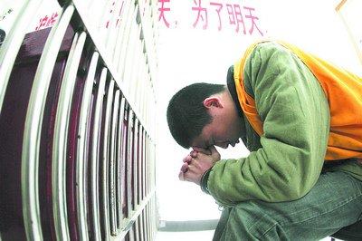 哪些八字的人容易犯牢狱之灾?|八字|灾难|牢狱_新浪新闻