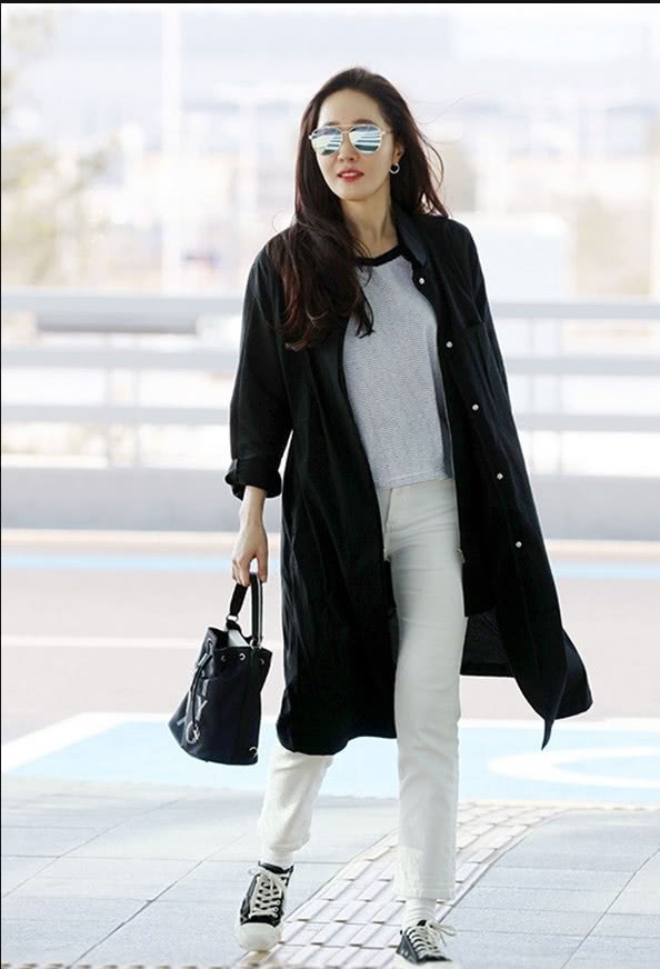 严智媛穿着一件黑色长款衬衫现身机场满满文艺气质