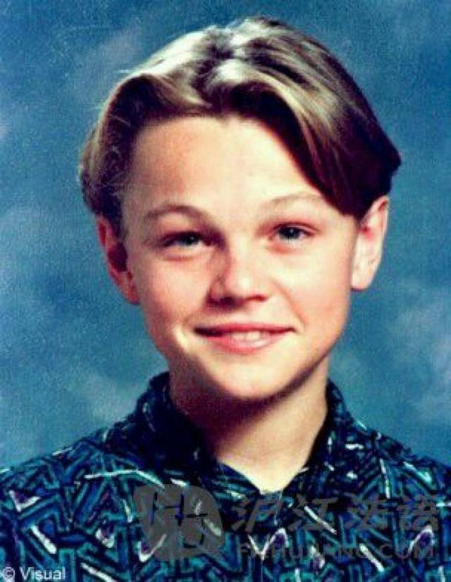 评价莱昂纳多年轻时候的长相:"天使吻过的容颜",而再看下小时候的模样