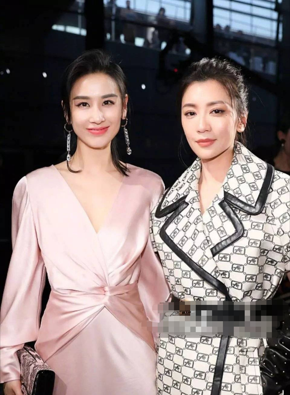 黄圣依和贾静雯同框,豪门阔太和三胎妈妈的差距一目了然!