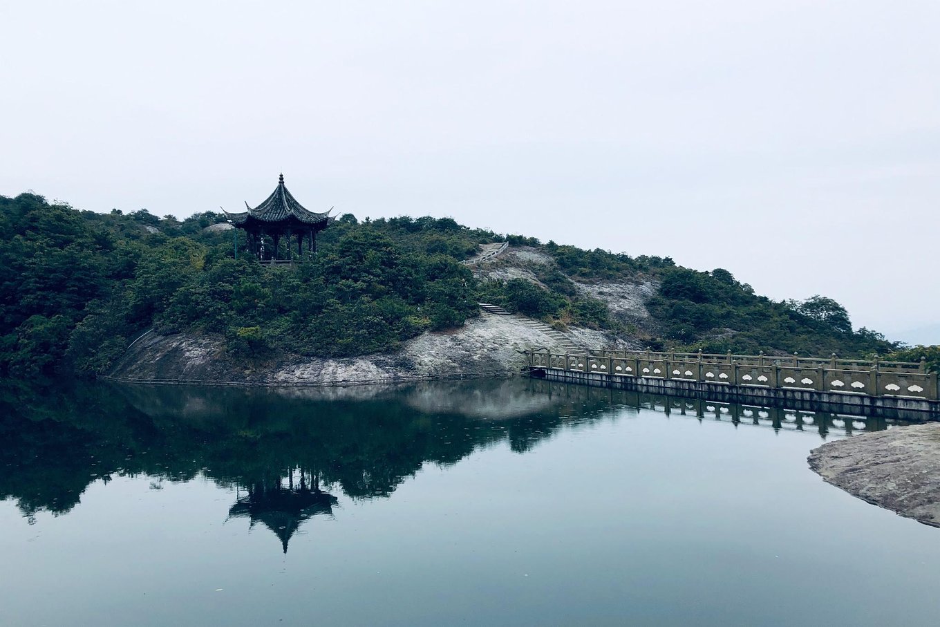 上下天湖,又名天湖双月,是温岭的十大美景之一,为两个天然湖泊相连