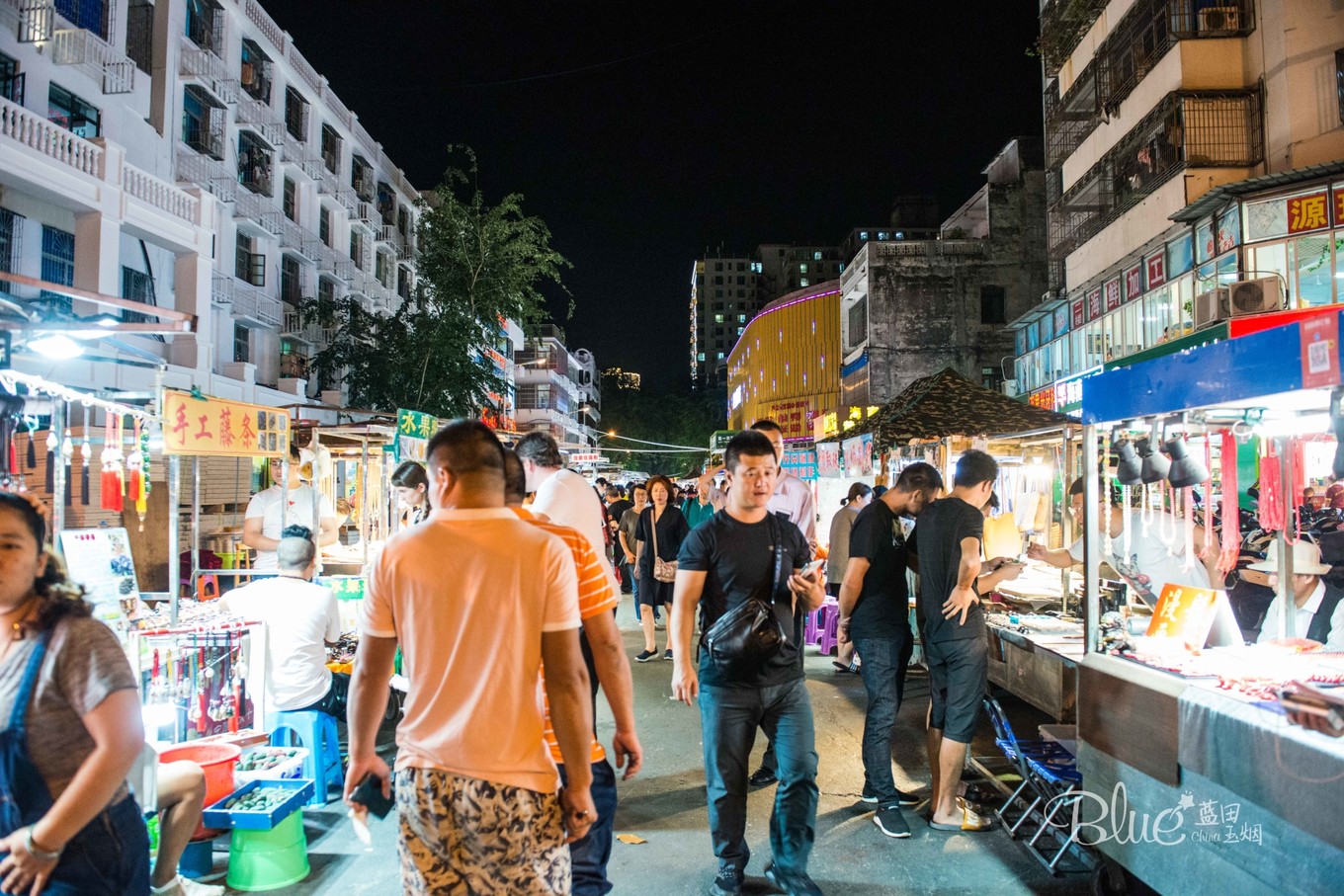 夜市逛上一逛,吃完了海鲜,正好就去附近的三亚第一市场夜市走走瞧瞧