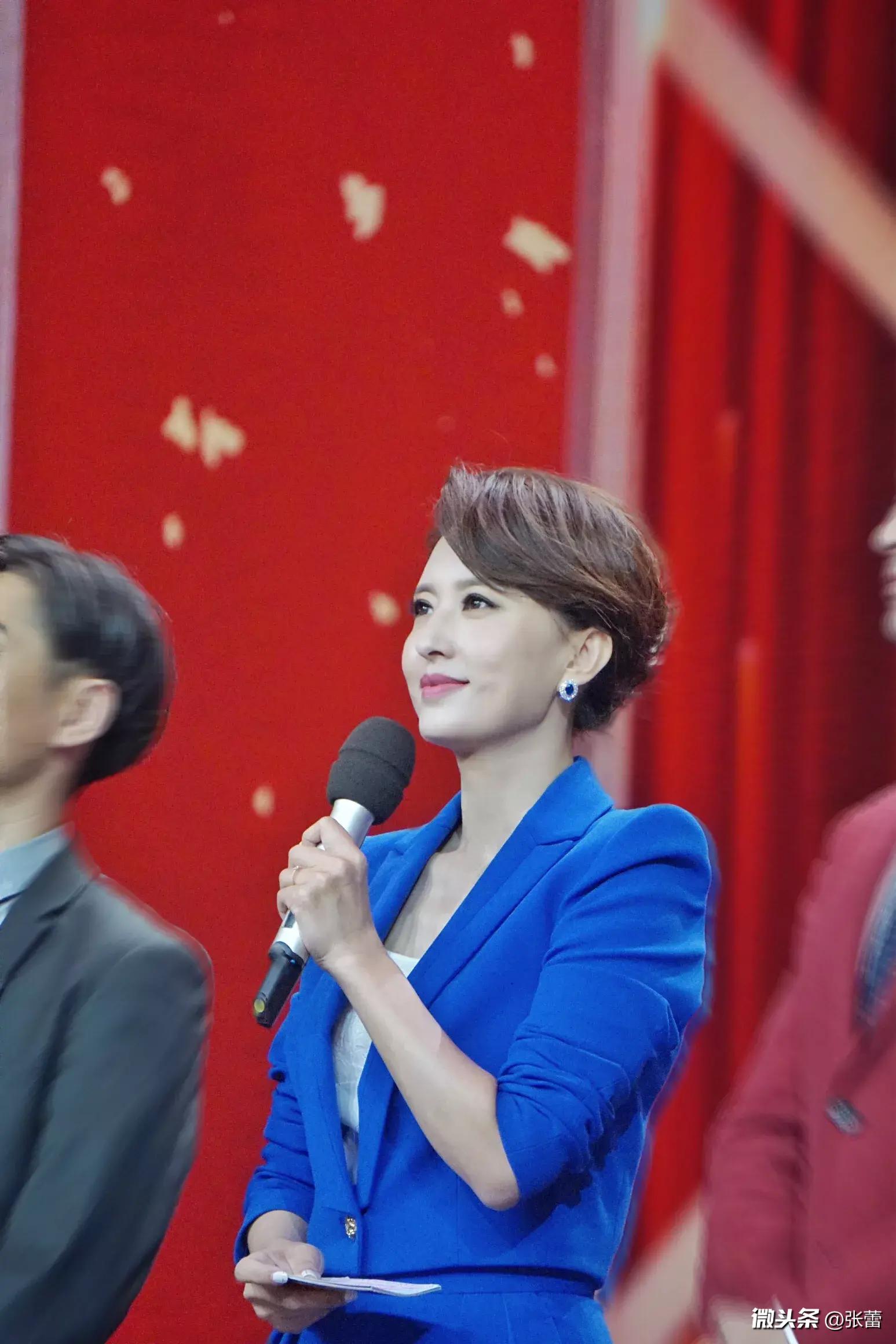央视主持人张蕾端庄秀丽主持风格亲切大方富豪老公资产亿元
