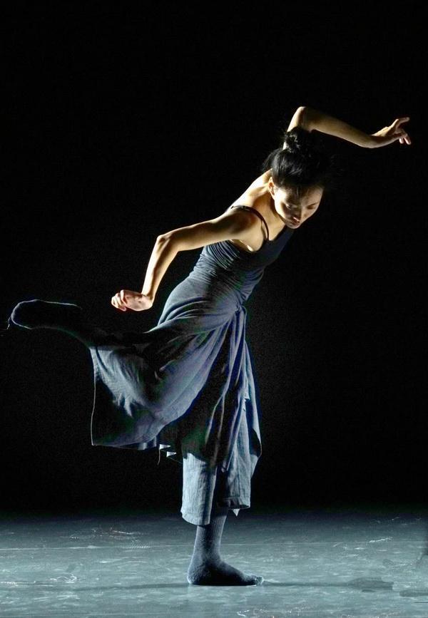 舞蹈家杨丽萍60岁的背影,这才是一个顶级舞者该拥有的背!