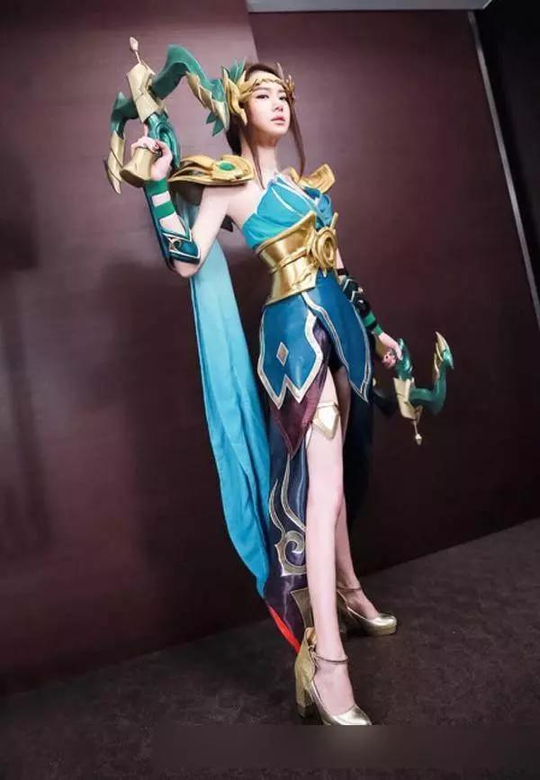王者荣耀:6位女星cos女英雄靠什么?杨超越靠颜值,而她靠体|王昭君|虞姬|妲己_新浪新闻