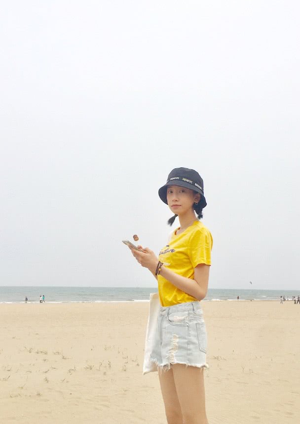 姜梓新真会"装",竟把衬衫当连衣裙穿,却格外好看!