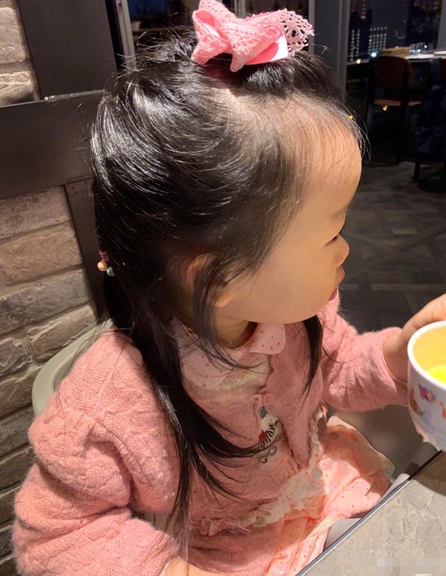 伊能静女儿米粒近照,长发披肩尽显淑女气质,真是越大越漂亮!