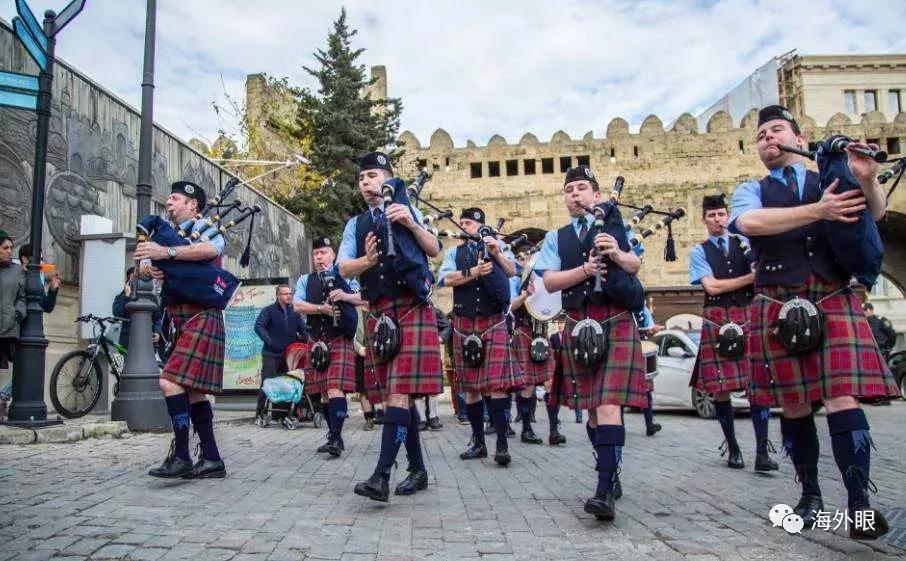英国不同的地方以不同的方式庆祝苏格兰的文化和美食.