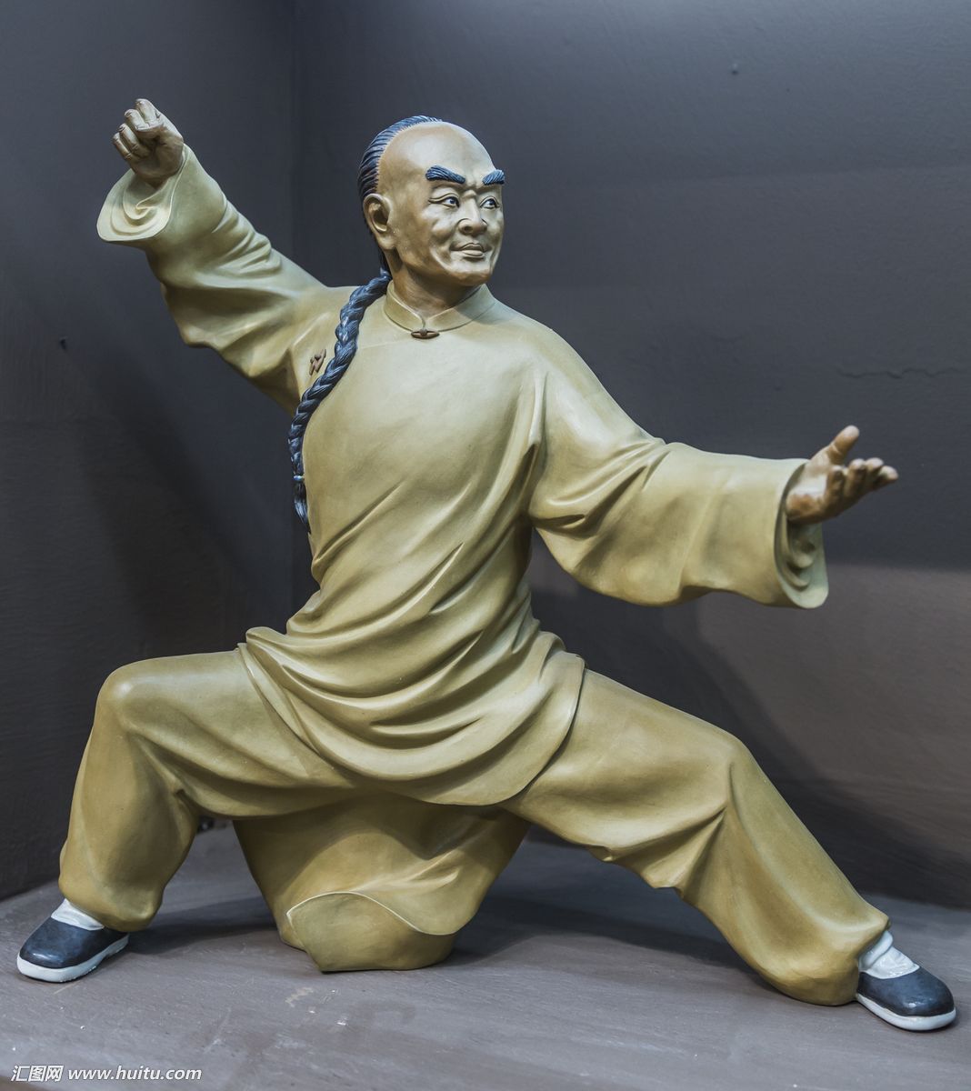 他是洪拳大师,武功了得,如今的很多电影电视剧也以他为原型,在海内外
