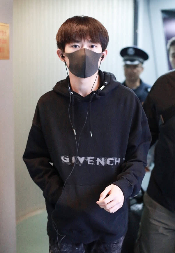 易烊千玺身穿黑色卫衣搭配破洞裤久违现身 黑超遮面成酷大佬