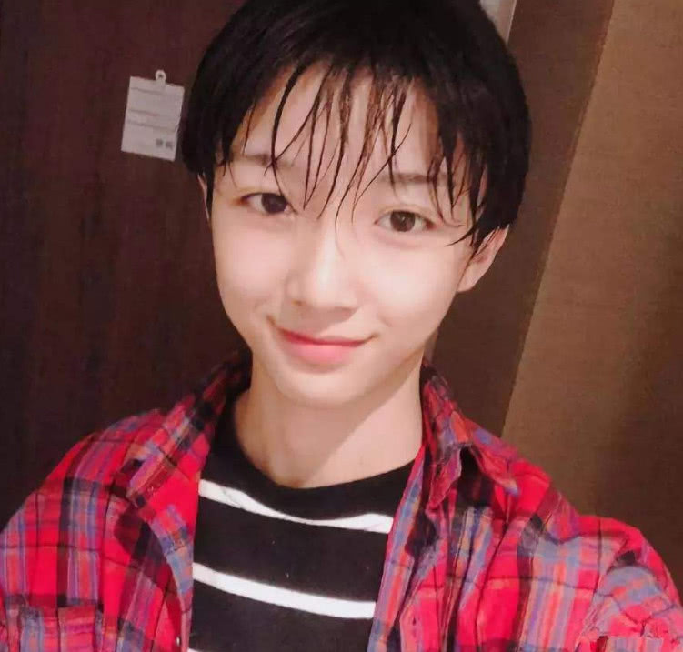 艾比短发照片曝光,一脸胶原蛋白的爷们身,依旧"娘气十足"