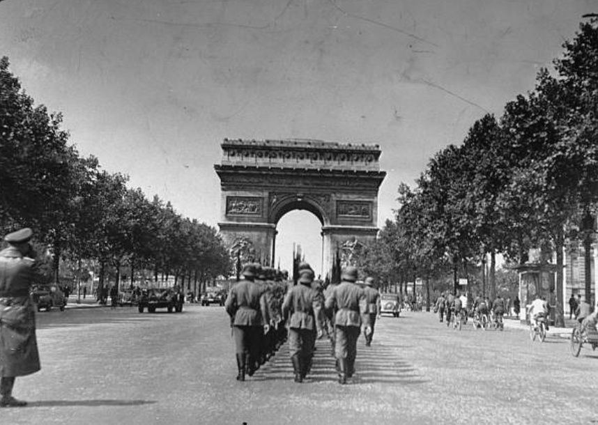 二战巴黎被侵占时的老照片:食物紧缺民众每天排队购买