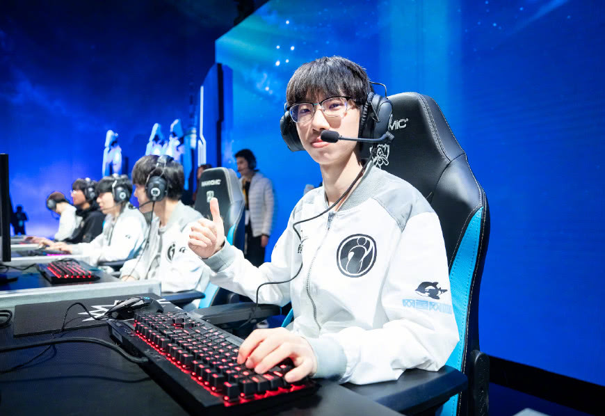 ig夺冠两天官方仍未出活动,策划被狂喷,还在改rng的文案?